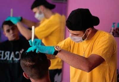 Un dominicano vino al país y abrió su pelu “por amor” | Crónica