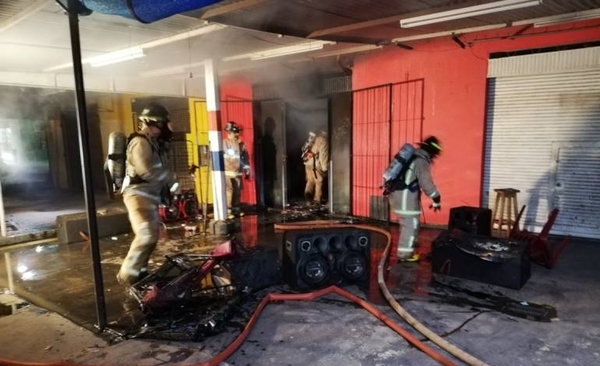 HOY / Incendio consumió local de “tuneado” en Mariano