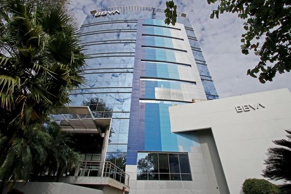 BBVA lanza su cuenta de WhatsApp verificada