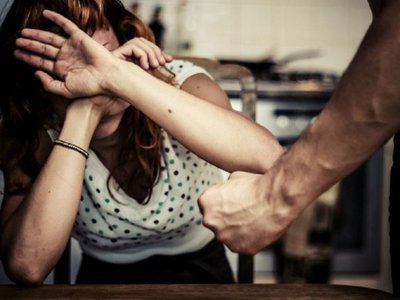 Policía anuncia allanamientos tras asesinato de una mujer en Cordillera