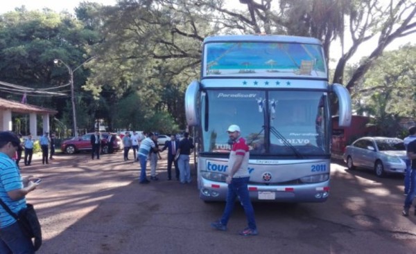 Retienen colectivo ante sospechas de drogas ocultas en doble fondo