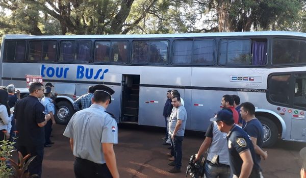 Retienen bus que intentaba cruzar al Brasil, presumen que llevaba droga