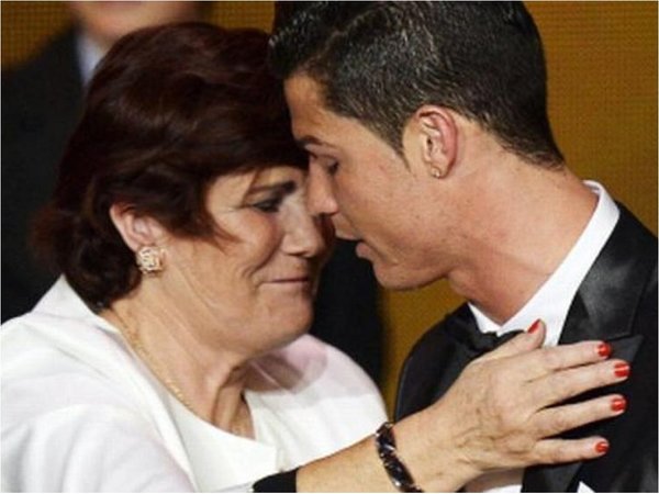 La madre de Cristiano Ronaldo es internada en Funchal por un ACV