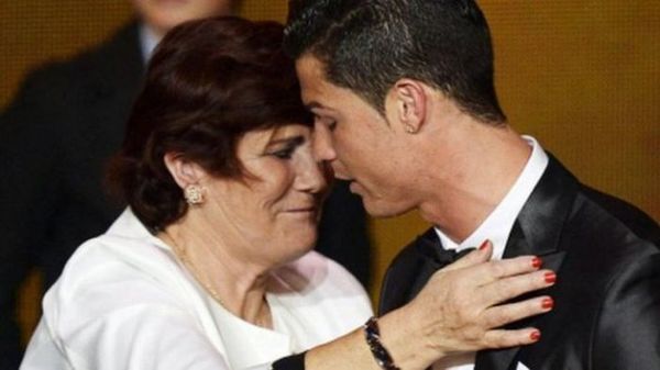La madre de Cristiano Ronaldo es internada en Funchal por un ACV