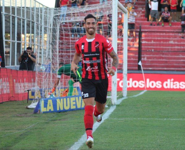 Patronato ganó y uno de los goles fue un cabezazo del paraguayo Ávalos