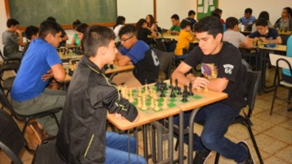 Inició curso gratuito de ajedrez en la UNE