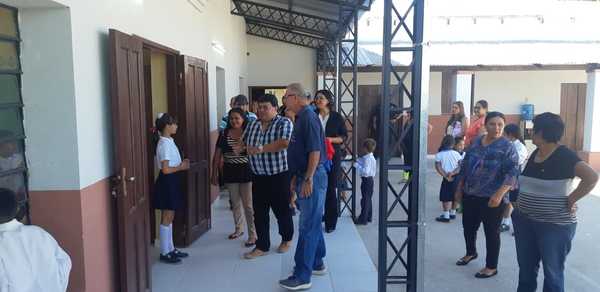 Comunidad educativa de Puerto La Esperanza se beneficia de mejoras edilicias