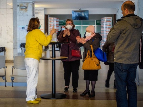 Italia impone un metro de distancia entre personas para evitar coronavirus