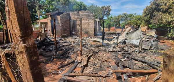 Fuego consumió una vivienda y dejo en la calle a una mujer