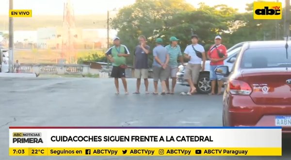 Cuidacoches siguen frente a la Catedral - ABC Noticias - ABC Color