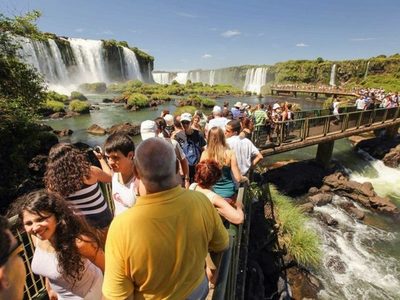 Bolsonaro autorizo licitación para privatizar las CATARATAS del lado brasileño