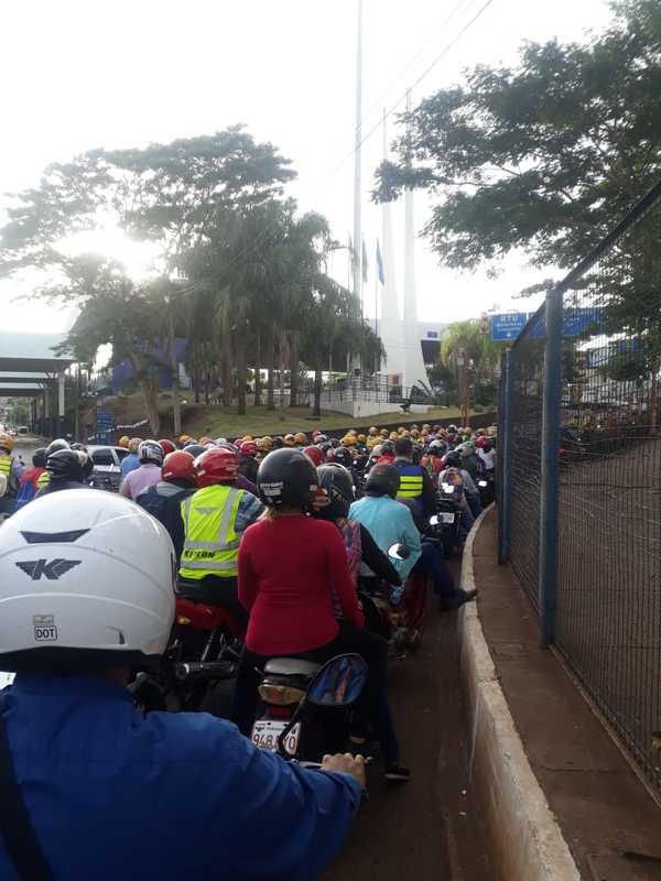 Nueva manifestación de MOTOTAXISTAS en el Puente de la Amistad