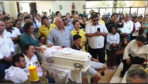 "Mi niña, mi princesa, mamá te ama"