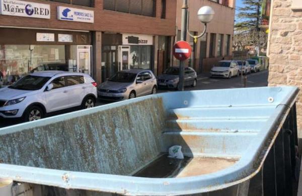 Piscina cayó de una azotea a la calle por efecto del fuerte viento - C9N