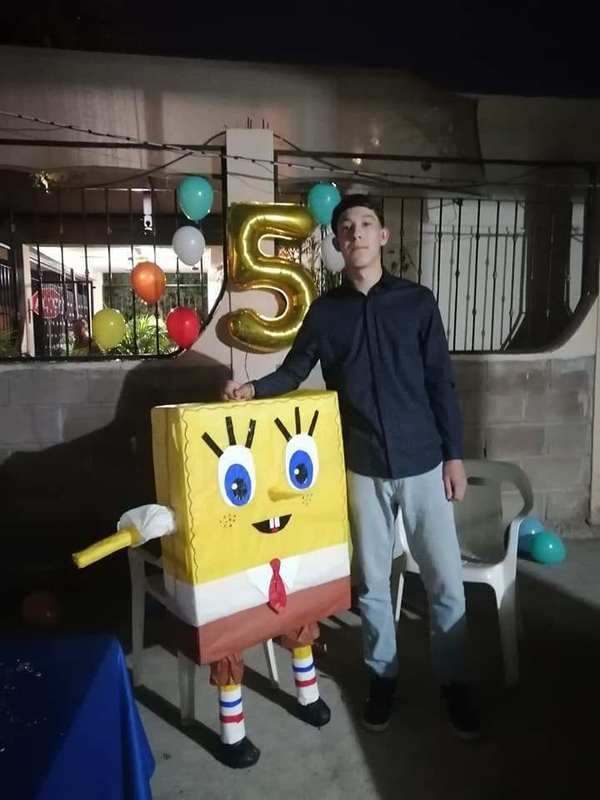 Es viral: Joven que nació en Año Bisiesto celebra sus “5 años” con temática de Bob Esponja