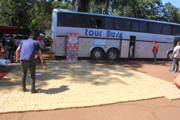 Bus de turismo intentó cruzar al Brasil con un megacargamento de marihuana