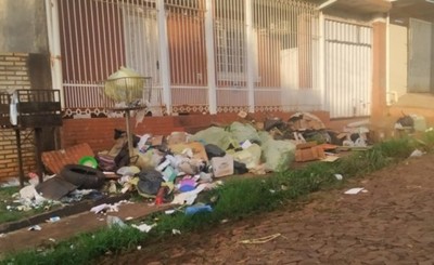 Vecinos preocupados ante medicamentos arrojados a la calle