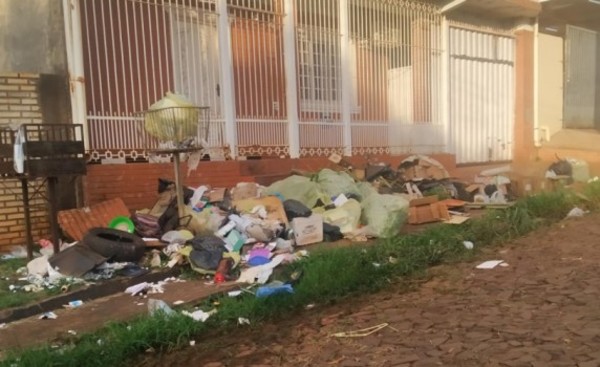 Vecinos preocupados ante medicamentos arrojados a la calle