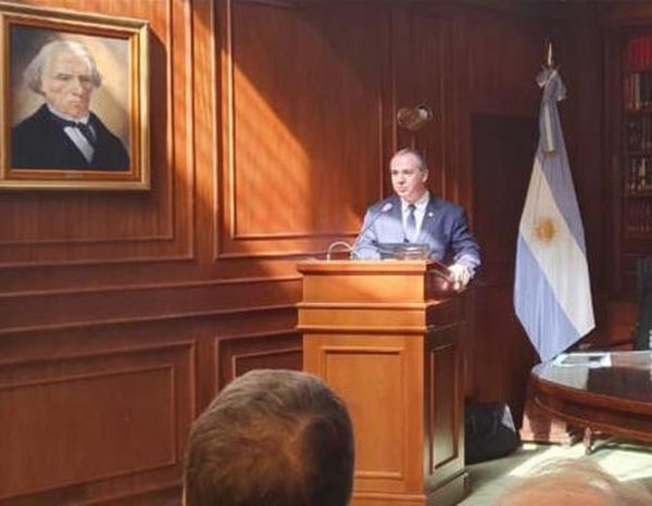 Abogado paraguayo fue condecorado en Córdoba