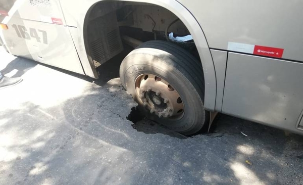 HOY / Bus con más de 30 pasajeros  tragado tras hundimiento de  asfalto: "Impacto fue fuerte"