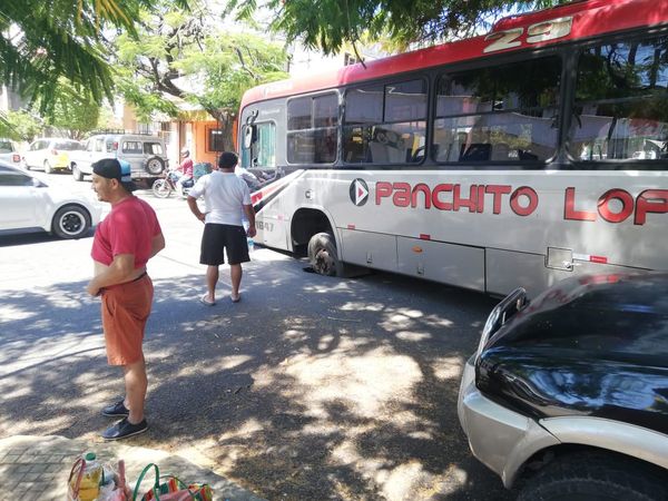 Colectivo queda atascado tras caer en un bache