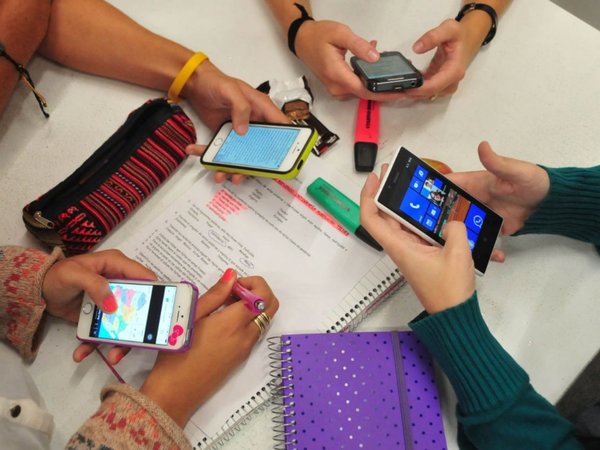 No prohibir redes sociales al adolescente, sino acompañarlo en el uso