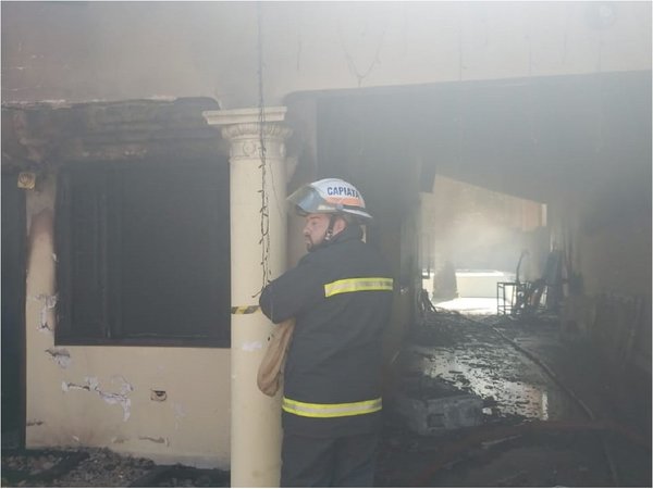 Bomberos controlan incendio total de vivienda en Capiatá