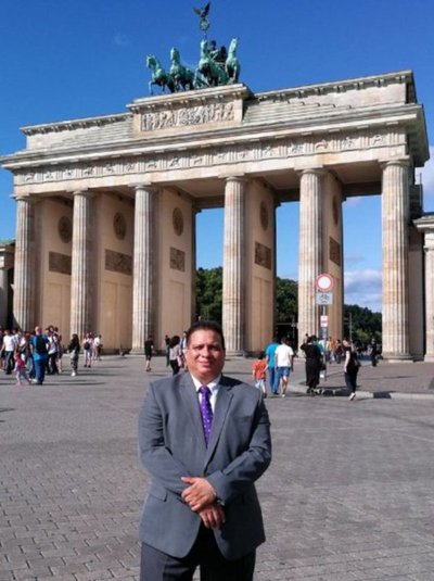 Un periodista de Panamá, cuyo nombre coincide con el del líder nazi, denuncia las adversidades que padece en internet. Su situación muestra la dificultad de moderar el contenido online.