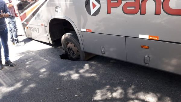 Bus quedó atrapado en peligroso bache en zona del Mercado 4 - Nacionales - ABC Color