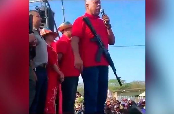 Diputado chavista da discurso con un fusil colgado en el cuello - Informate Paraguay