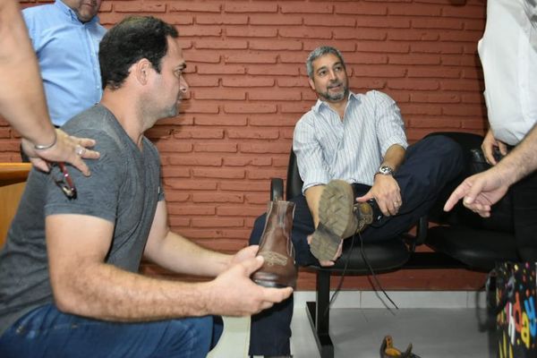Abdo inauguró USF en Horqueta e intercambió calzados con un artesano - Nacionales - ABC Color
