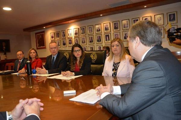 Primeras medidas de la mesa de crisis penitenciaria son la revisión de las defensas y la vinculación de plataformas tecnológicas | Lambaré Informativo