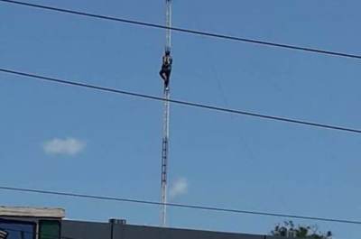 Huelguista municipal amenaza con suicidio si no renuncia el jefe comunal y le pagan sus haberes | Lambaré Informativo