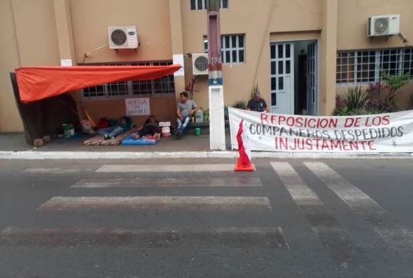 Ex funcionarios municipales llevan cinco días en huelga de hambre | Lambaré Informativo