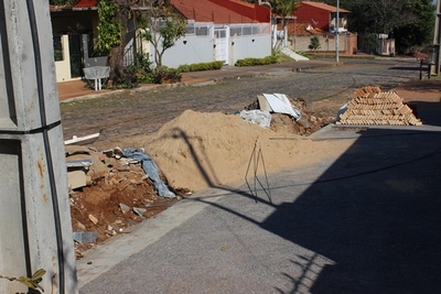 Obstruir veredas con materiales de construcción está prohibido | Lambaré Informativo
