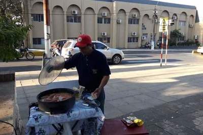 Reclamaron pago de sus salarios vendiendo panchos en la plaza | Lambaré Informativo