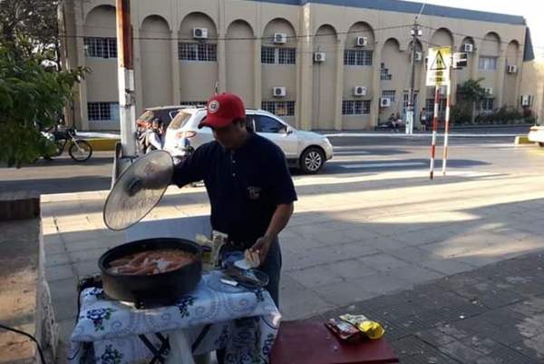 Reclamaron pago de sus salarios vendiendo panchos en la plaza | Lambaré Informativo