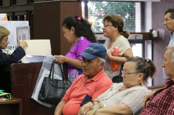 Excombatientes y adultos mayores percibirán un aumento de 12,2% y 3,8% en sus respectivos haberes mensuales | Lambaré Informativo