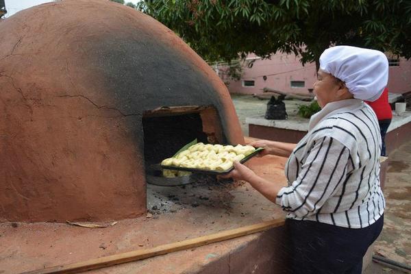 A puro fuego en el tatakua del Buen Pastor por el día nacional de la chipa | Lambaré Informativo
