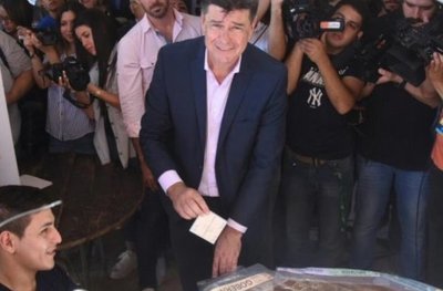 Efraín Alegre sufragó en Lambaré | Lambaré Informativo