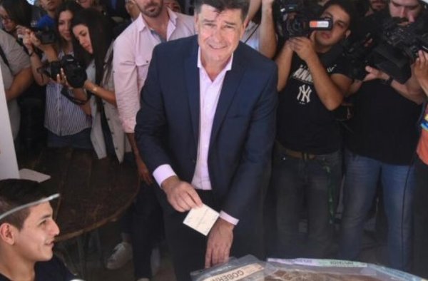 Efraín Alegre sufragó en Lambaré | Lambaré Informativo