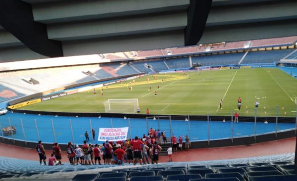 HOY / Hinchas acuden al entrenamiento a gritar "que se vayan todos"