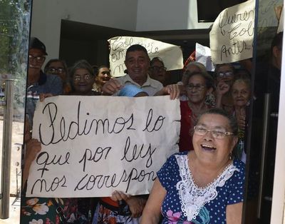 Adultos mayores toman sede del Ministerio de Hacienda en CDE - ABC en el Este - ABC Color
