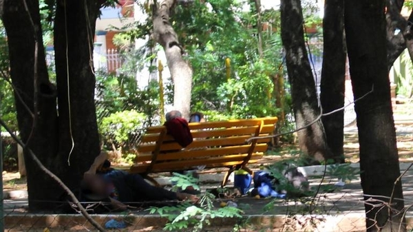 HOY / Plazas albergue de adictos y mosquitos