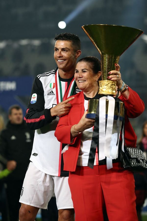 CR7 dice que su madre está “estable y recuperándose” - Fútbol - ABC Color