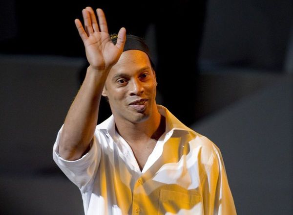 Ronaldinho llega hoy con su libro “Genio en la vida” a Paraguay