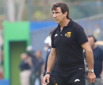 “Los pies sobre la tierra”, he’i DT | Crónica