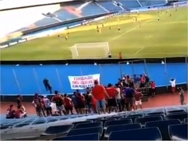 Hinchada azulgrana se manifiesta en práctica
