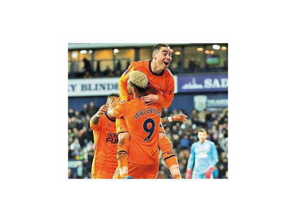 Doblete de Almirón en FA Cup
