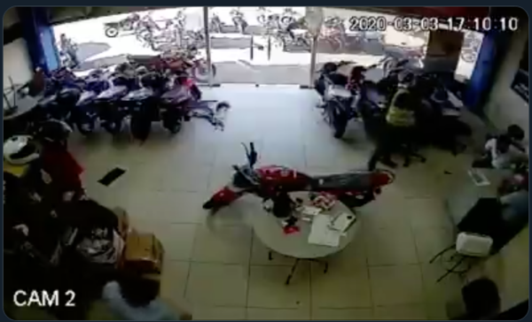 HOY / VIDEO | Ingresó a local de Chacomer, robó sin apuros y se fue